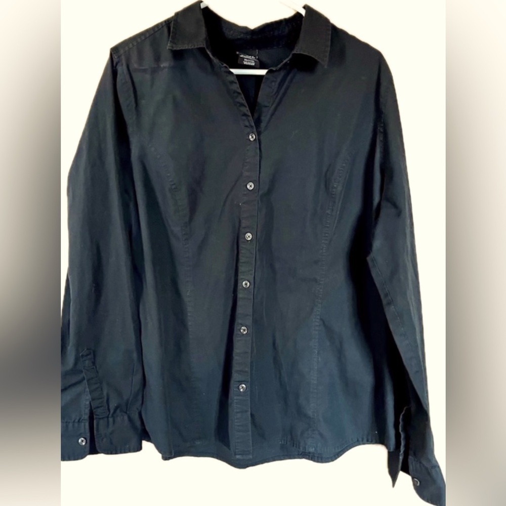 Black long sleeve button down shirt. Women’s size XXL (20)
